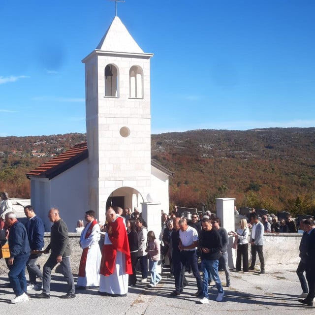 <p>Procesija za blagdan sv.Luke nebeskog patrona Žlibine</p>

<p>Ante &Scaron;o&scaron;ić, fra Jerko Kolovrat, Zlatko Glava&scaron; i Mijo Vuletić ispred obnovljenog zvonika&nbsp;</p>

<p>Zakusku ispred crkve organizirali su Tomislav Grančić, te Smilja i Zorkan Vuletić&nbsp;</p>

<p>Najmlađi stanovnici Žlibine žele jedno igrali&scaron;te za sebe</p>