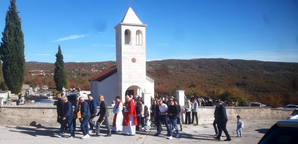 <p>&nbsp;Procesija za blagdan sv.Luke nebeskog patrona Žlibine</p>

<p>Ante &Scaron;o&scaron;ić, fra Jerko Kolovrat, Zlatko Glava&scaron; i Mijo Vuletić ispred obnovljenog zvonika&nbsp;</p>

<p>&nbsp;</p>