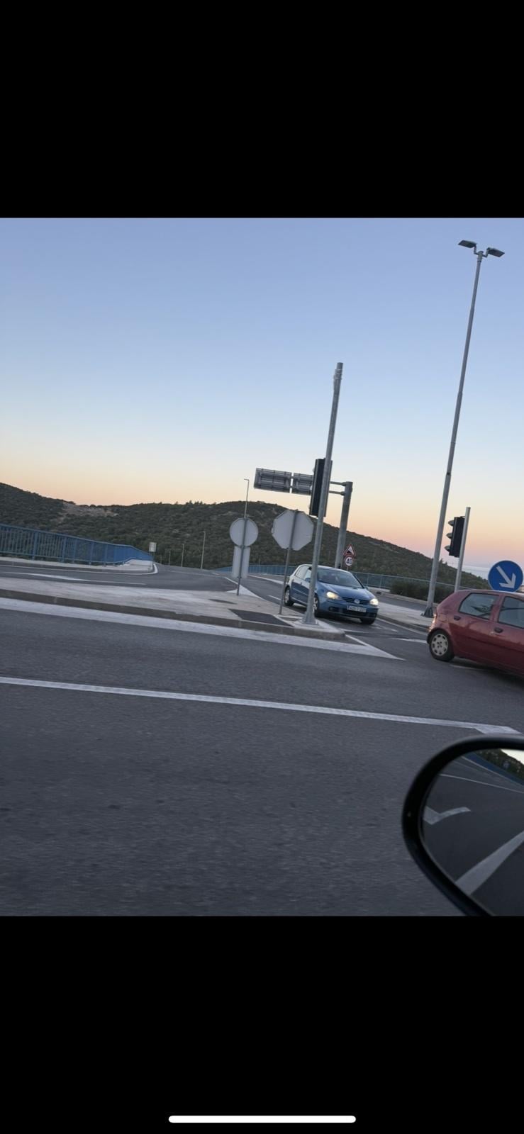 Cijelo je raskrižje pokriveno semaforima, samo čekanje, usporavanje i gužve. Doduše, još nisu upaljeni...