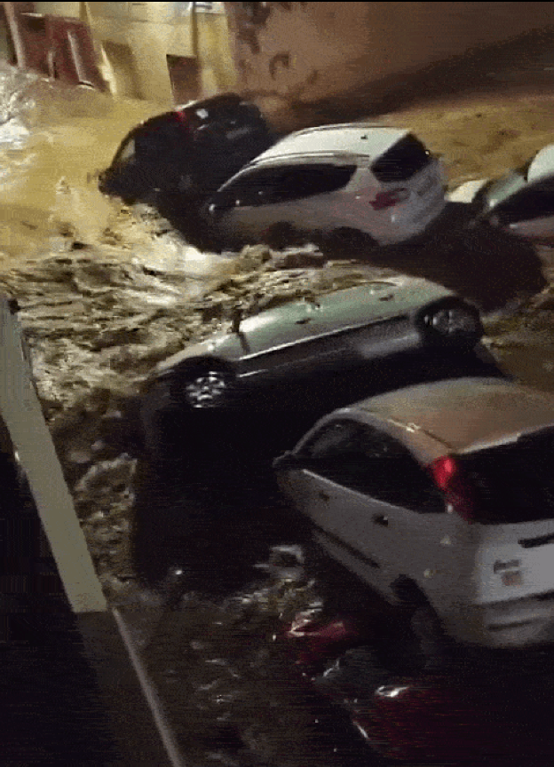 VIDEO Strašne poplave u Španjolskoj; voda nosi automobile po cesti, helikopteri spašavjau ljude s krovova, ima mrtvih