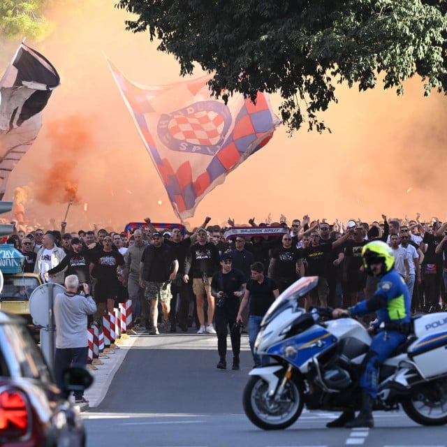 <p>Split, 151026.<br>
Korteo Torcide gradskim ulicama prije utakmice Hajduk - Ajax u Konferencijskoj ligi.<br>