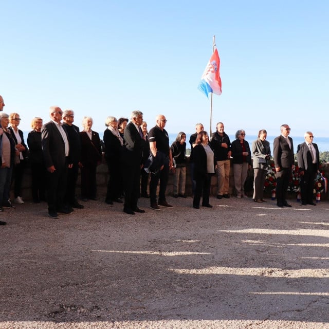 <p>Na Orsuli položeni vijenci za poginule konavoske domobrane</p>