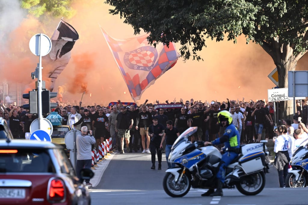 <p>Split, 151026.<br>
Korteo Torcide gradskim ulicama prije utakmice Hajduk - Ajax u Konferencijskoj ligi.<br>