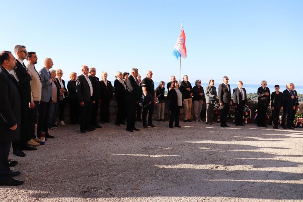 <p>Na Orsuli položeni vijenci za poginule konavoske domobrane</p>