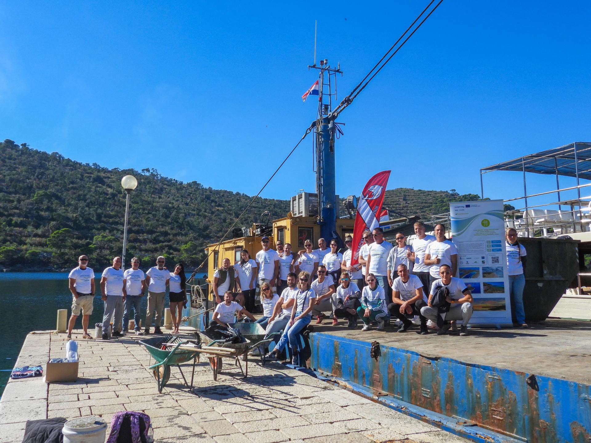 Radno i na moru i na kopnu: Volonterska akcija čišćenja podmorja i plaže u uvali Veliki Jakljan