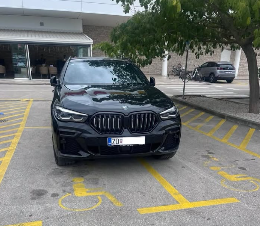 Pogledajte kako je ovaj majstor parkirao svoj BMW: raširio se toliko da je uspio zauzeti dva parkinga za invalide