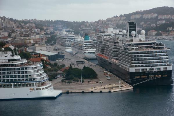 Ravnateljica Lučke uprave Dubrovnik: ‘Iako su u luci istodobno bila četiri broda, ne znači da je došlo do odstupanja od pravila‘. A pravila kažu da nisu svi putnici posjetitelji