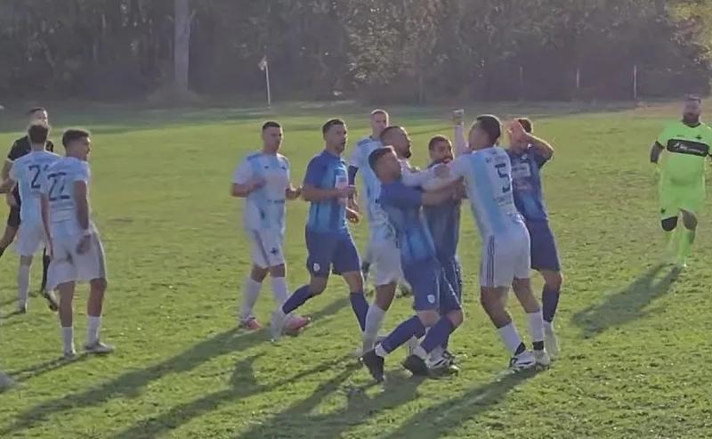 VIDEO Kaotične scene na niželigaškoj utakmici u susjedstvu: ‘iz ničega‘ nastala opća tučnjava, uletjeli i navijači