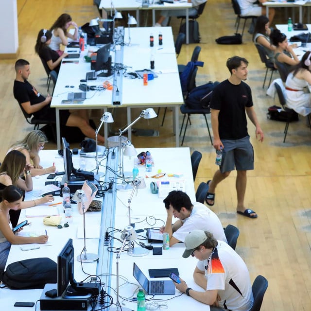 <p>Studentima u Hrvatskoj ni rad preko student-servisa ni godine studiranja za sada ne ulaze u mirovinski staž&nbsp;</p>