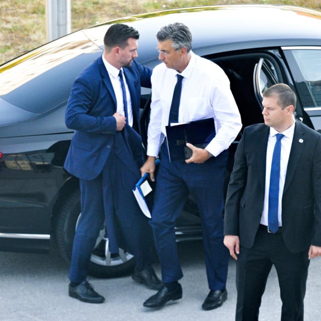 <p>Vladi se sve poklopilo, a nikoga nema da pritisne kočnicu na potro&scaron;nji</p>