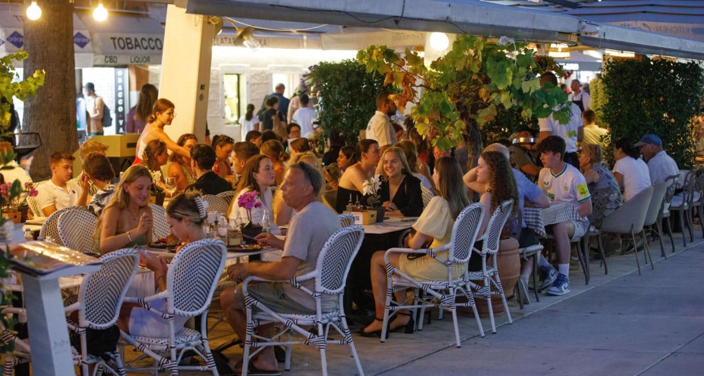 <p>Prijeti li Hrvatskoj zamka &lsquo;cafe ekonomije&lsquo;, u kojoj kafići, restorani i apartmani postaju glavni oslonac gospodarstva?</p>