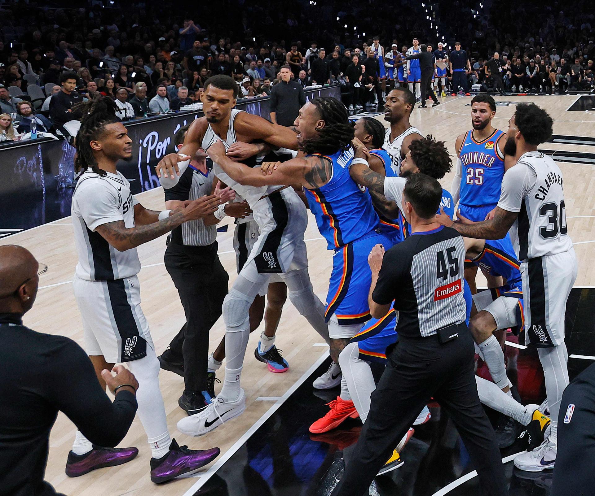 Philadelphia pokvarila slavlje prvaka u New Yorku, sukob obilježio utakmicu Spursa i Thundera