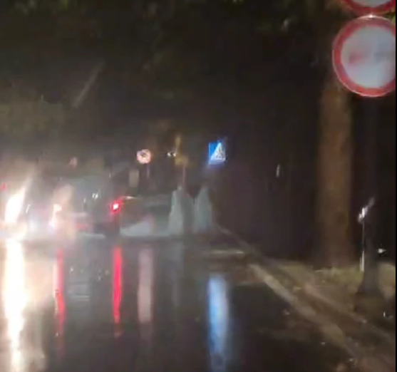 VIDEO Pogledajte što je danas snimio ovaj vozač u Solinu za vrijeme obilne kiše; vodoskok nasred ceste...