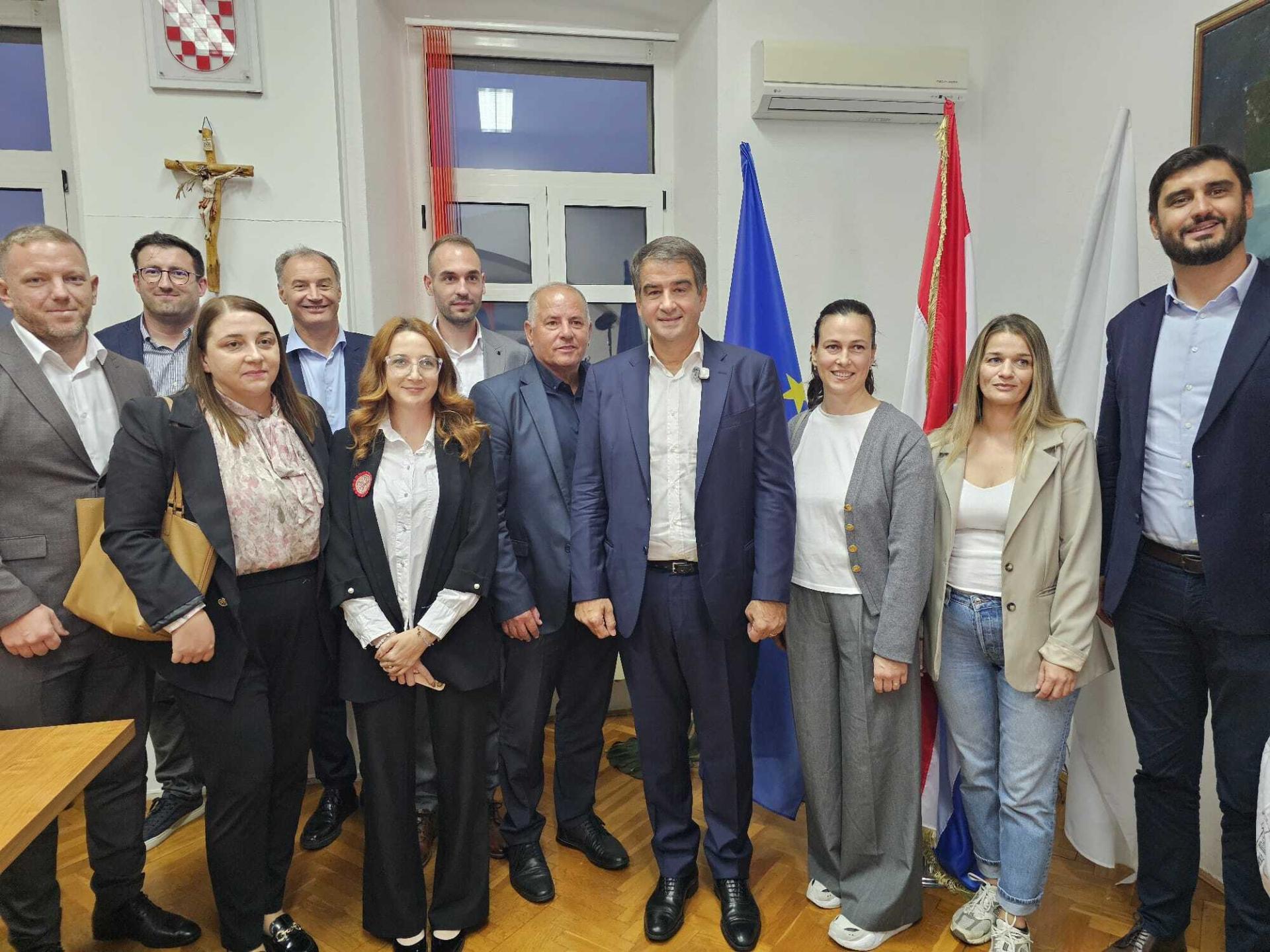 Zašto Vrlika gubi stanovnike unatoč obnovi i pomoći iz EU? U posjet im stigao potpredsjednik Europske komisije