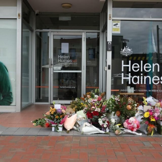 <p>Australskoj&nbsp;zastupnici&nbsp;Helen Haines amputirane su obje noge nakon &scaron;to ju je&nbsp;napadač&nbsp;namjerno udario automobilom pred njezinim uredom</p>

<p>&nbsp;</p>