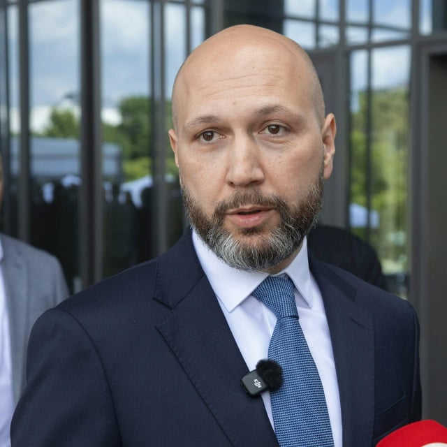 <p>&nbsp;Mihael Zmajlović:&nbsp;Fond je zadnjih 10 godina akumulirao 640 milijuna eura vi&scaron;ka, no, umjesto da je gradio nove centre za gospodarenje otpadom, sortirnice, kompostane,&nbsp;Fond taj novac&nbsp; daje bankama i zarađuje na kamatama</p>