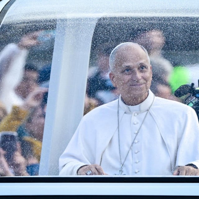 <p>Papa Leo XIV pozdravlja vjernike za vrijeme dana&scaron;nje opće audijencije na Trgu sv. Petra u Rimu</p>