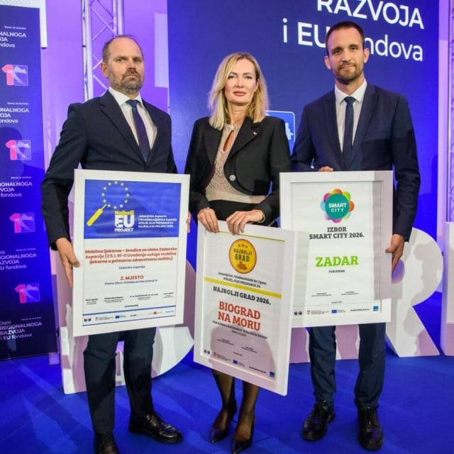 <p>S lijeva: zamjenik zadarskog župana Robertino Dujela, pročelnica Dina Be&scaron;enić iz Biograda, te gradonačelnik Zadra &Scaron;ime Erlić</p>