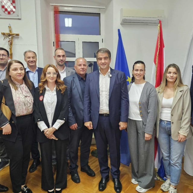 <p>Potpredsjednik Europske komisije Raffaelo Fitto sa suradnicima i domaćinima u Vrlici</p>
