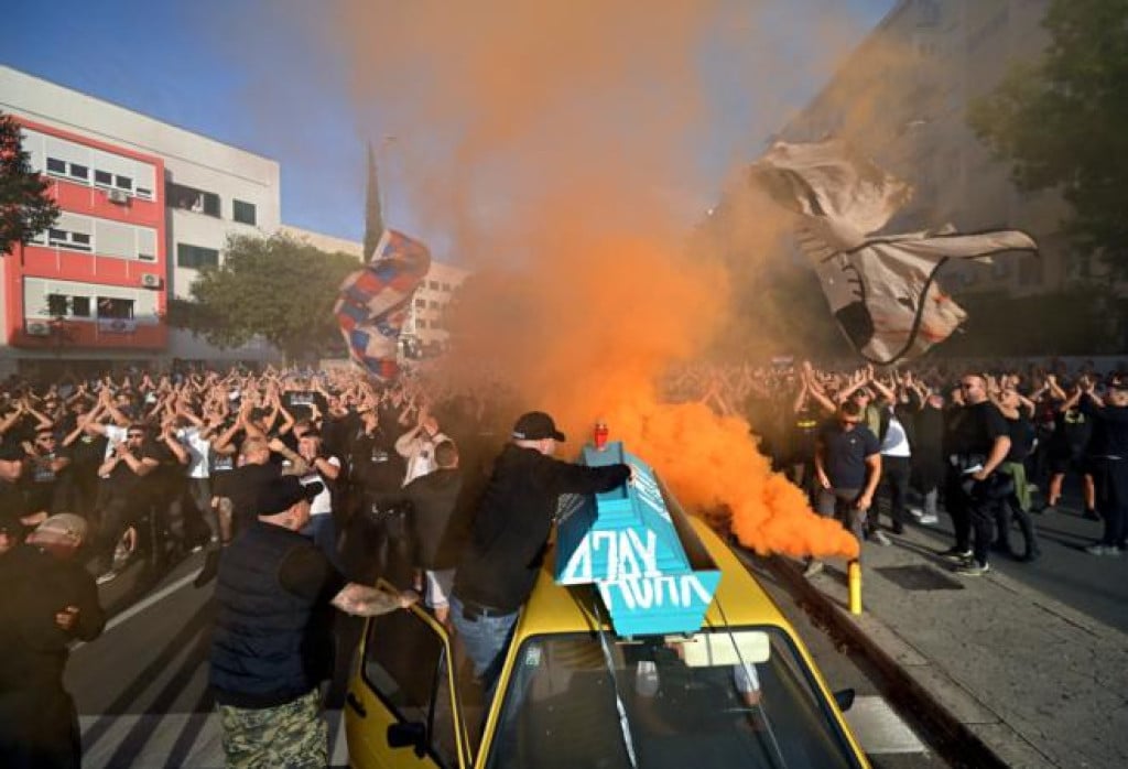 <p>Po dobrom hrvatskom običaju, tražio se krivac, krnje koji ćemo spaliti za ovaj grijeh. Najprije je kriva bila Torcida, a kako je vrijeme odmicalo, krug se &scaron;irio. Komentari su frcali kao bengalke...</p>

<p>&nbsp;</p>