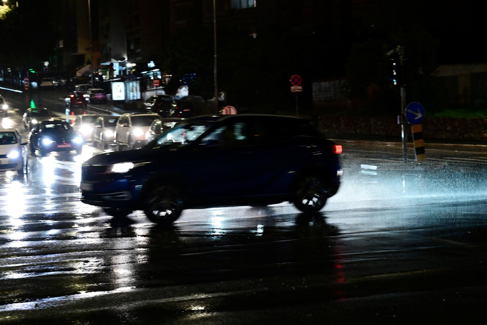 VIDEO Na brzoj cesti Split-Trogir automobili su doslovce - plovili! Najgore stanje u Kaštel Lukšiću