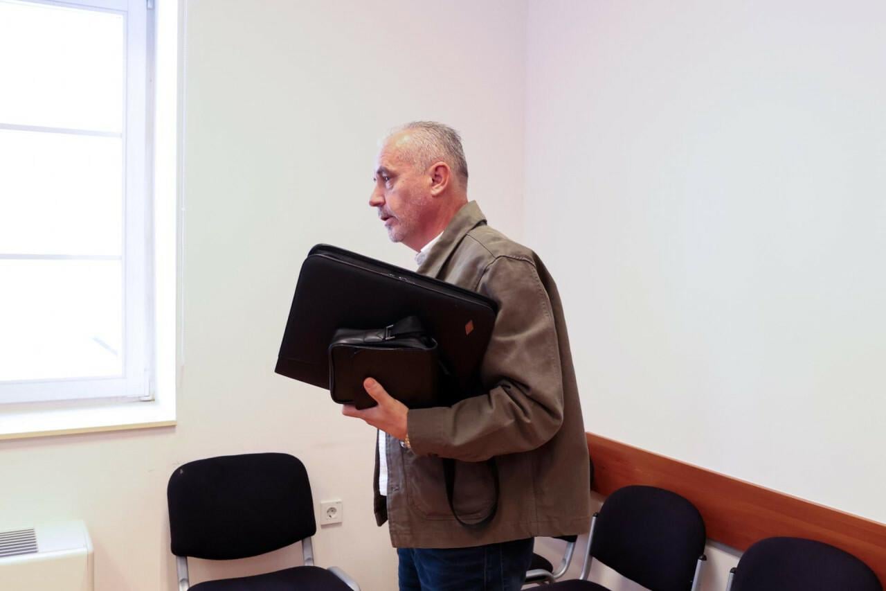 Moćni ravnatelj na sudu zbog optužbi za zlostavljanje. Prijeti mu zatvor: ‘Tražio je da nosim štikle i suknje‘