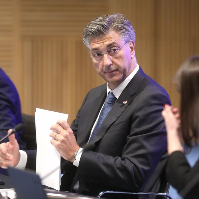 <p>Ne možemo razumjeti za&scaron;to bi dijete, zbog visine stropa ili propisane kvadrature prostora, moralo izgubiti terapiju u kabinetu u kojem napreduje, pi&scaron;u roditelji premijeru Plenkoviću&nbsp;</p>