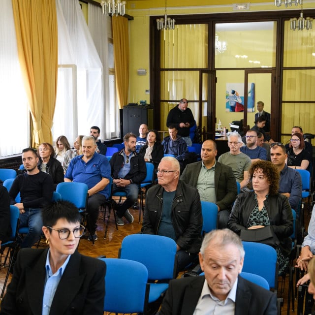 <p>Potpisivanje i dodjela ugovora za sufinanciranje sunčanih elektrana u Velikoj vijećnici Doma Zadarske županije</p>