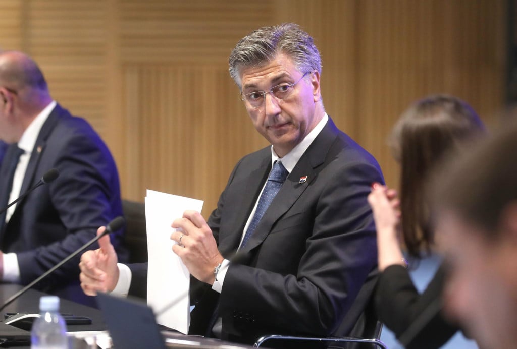 <p>Ne možemo razumjeti za&scaron;to bi dijete, zbog visine stropa ili propisane kvadrature prostora, moralo izgubiti terapiju u kabinetu u kojem napreduje, pi&scaron;u roditelji premijeru Plenkoviću&nbsp;</p>