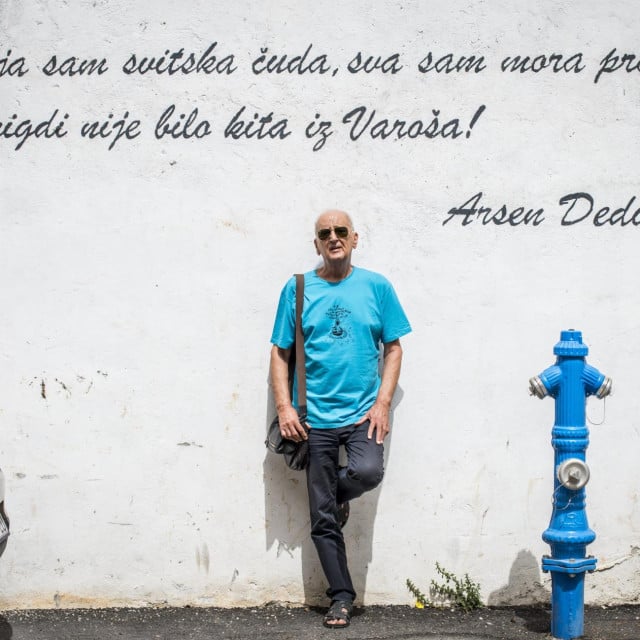 <p>I veliki Du&scaron;an &Scaron;arac, skladatelj i tekstopisac, nije odolio a da se u Varo&scaron;u ne slika ispod Arsenove pohvale - &scaron;ibenskim kitama!&nbsp;</p>

<p>&nbsp;</p>