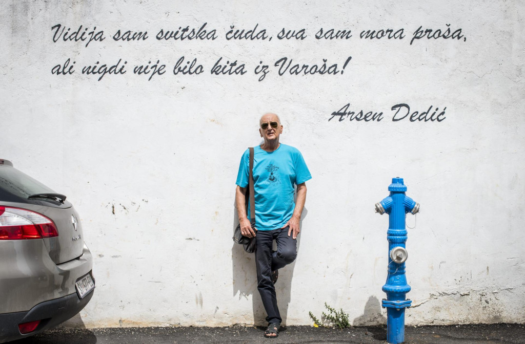 <p>I veliki Du&scaron;an &Scaron;arac, skladatelj i tekstopisac, nije odolio a da se u Varo&scaron;u ne slika ispod Arsenove pohvale - &scaron;ibenskim kitama!&nbsp;</p>

<p>&nbsp;</p>