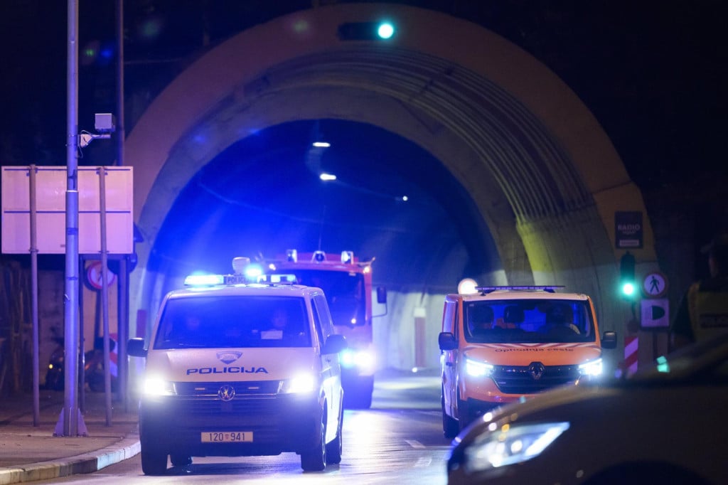 <p>Split, 210925.<br>
Marjanski tunel bio je zatvoren za sav promet na sat vremena rano jutros zbog teske prometne nesrece u kojoj su dvije osobe ozlijedjene u padu motocikla.<br>