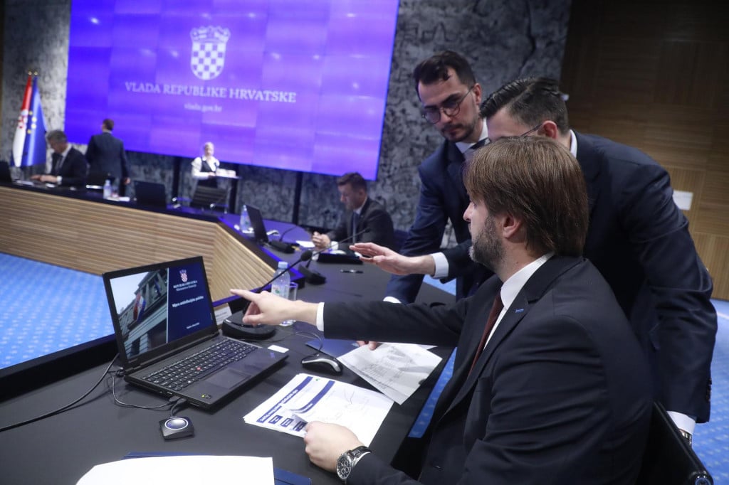 <p>Ministar financija Tomislav Ćorić na sjednici Vlade RH</p>