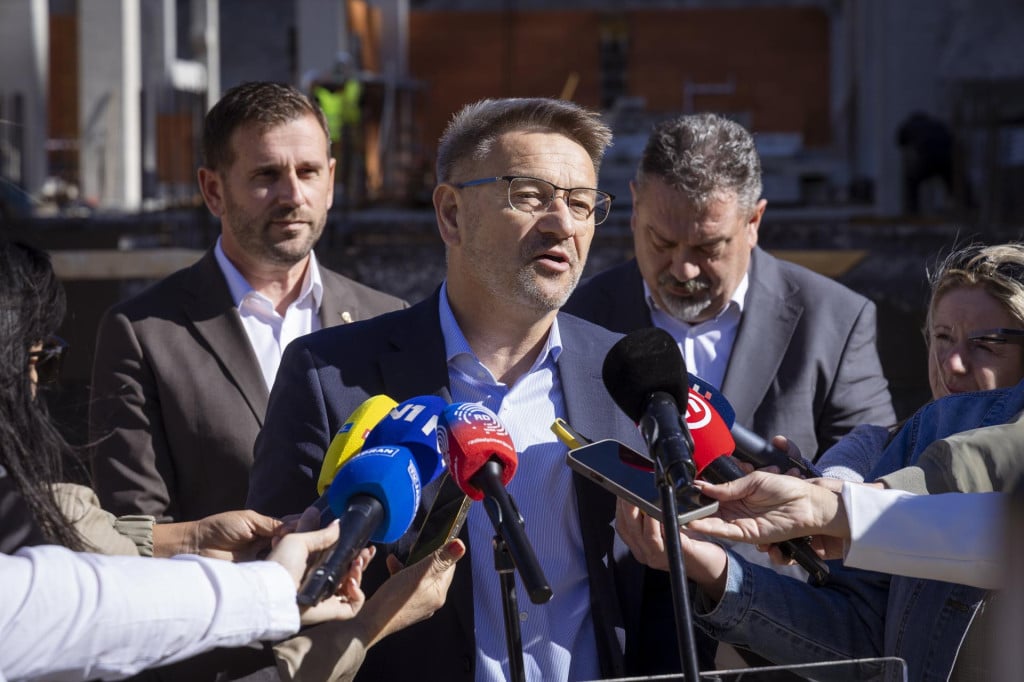 <p>Dalibor Ninčević<br>
<br>
&nbsp;</p>