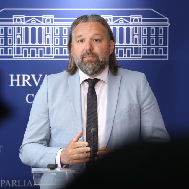 <p>Tonči Restović<br>
&nbsp;</p>