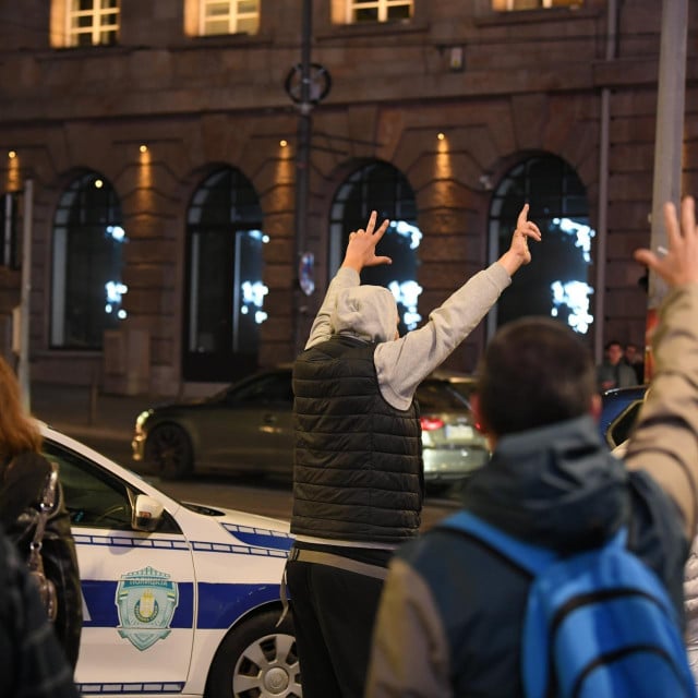 <p>Građani i policija kod RIK-a, Izbornog povjerenstva Srbije</p>
