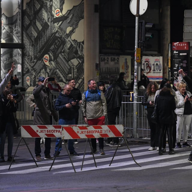 <p>Građani i policija kod RIK-a, Izbornog povjerenstva Srbije</p>