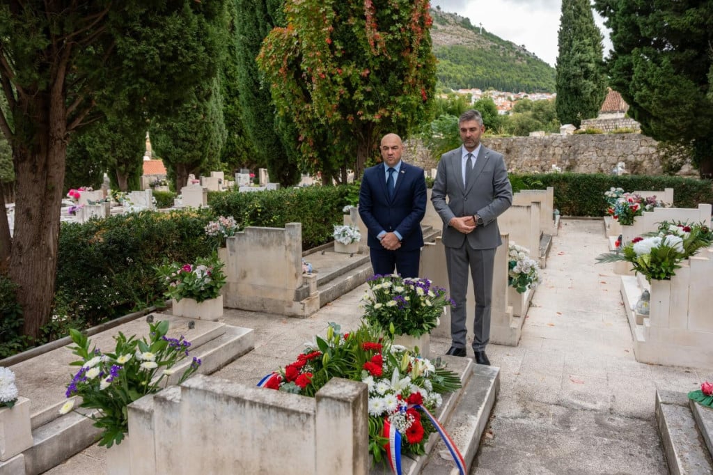 <p>Gradonačelnik i župan na grobu Miljenka Brato&scaron;a</p>