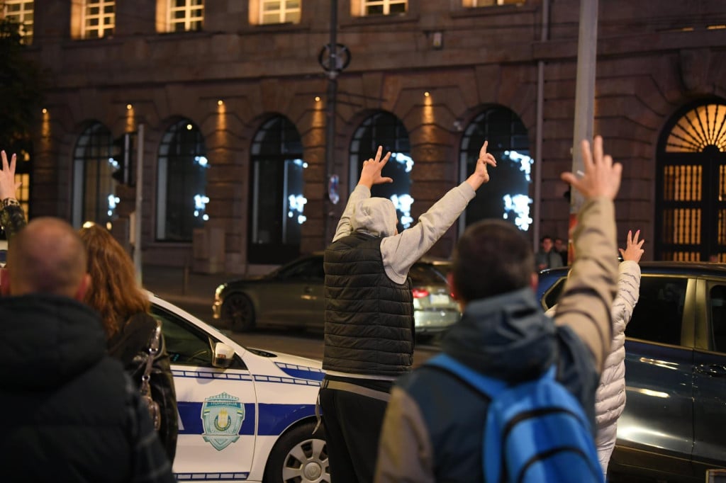 <p>Građani i policija kod RIK-a, Izbornog povjerenstva Srbije</p>