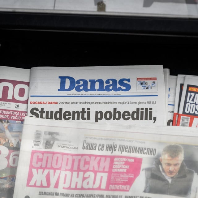<p>Naslovnice novina koje donose vijesti o pobjedi studenata na izborima u Srbiji</p>