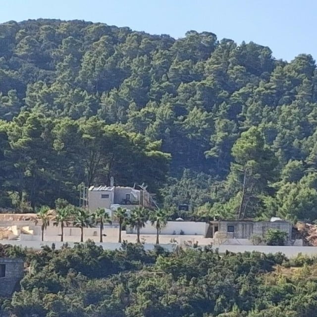 <p>Zemlji&scaron;te iznad uvale Poplat gdje Enis Be&scaron;lagić, kako ističu u Općini Vela Luka, dograđuje objekt bez građevinske dozvole</p>