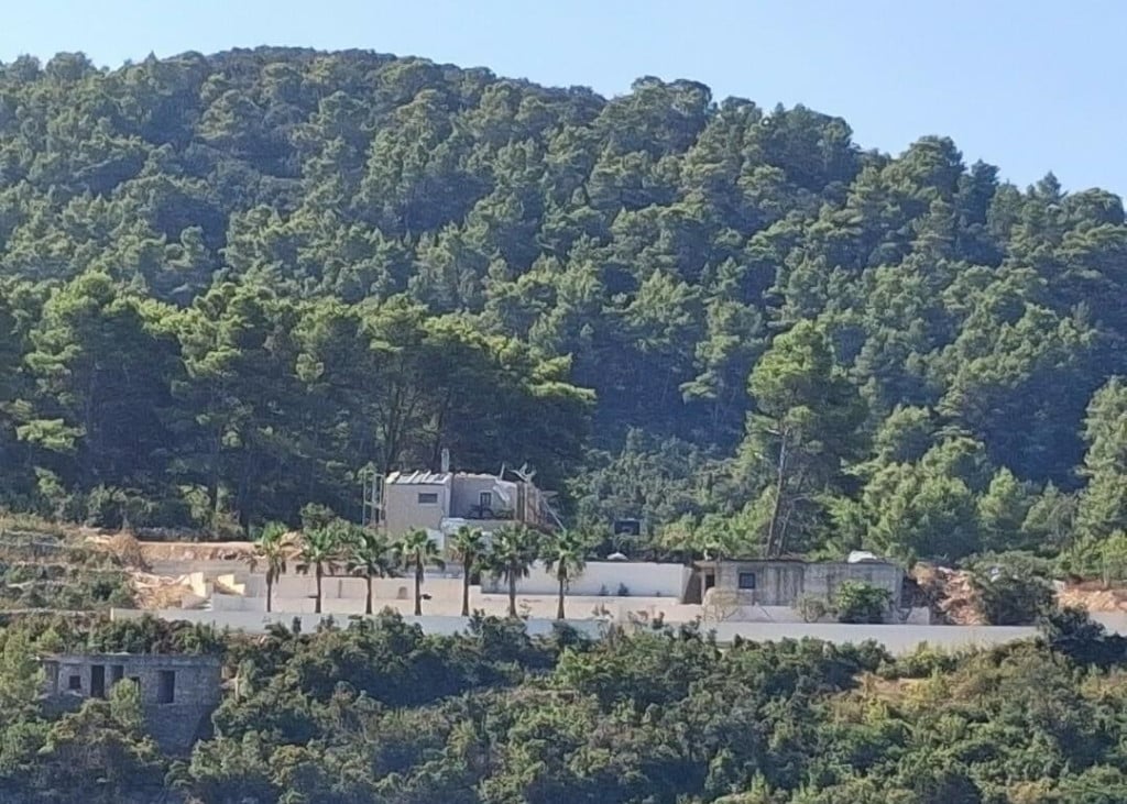 <p>Zemlji&scaron;te iznad uvale Poplat gdje Enis Be&scaron;lagić, kako ističu u Općini Vela Luka, dograđuje objekt bez građevinske dozvole</p>